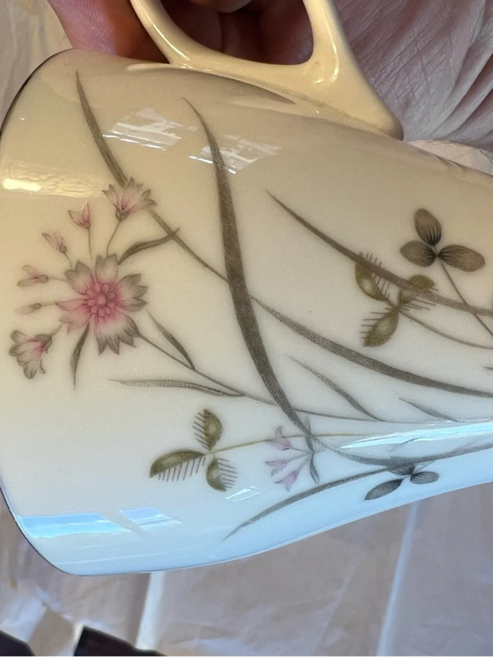 Mikasa White Porcelain Teacup Set with Pink Floral and Gold Trim - 6 pcs